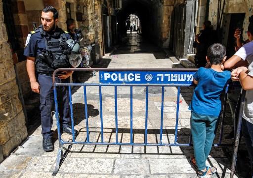 شرطة الاحتلال الإسرائيلي تغلق شارعا في مدينة القدس إثر مواجهات في باحات المسجد الأقصى. أحمد الغرابلي/ أ ف ب