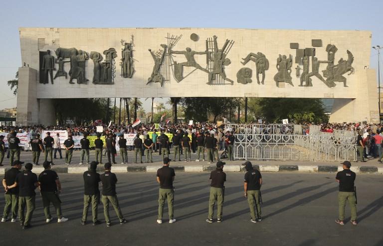 قوات الأمن في ميدان التحرير ببغداد خلال تظاهرة ضد البطالة. أحمد الربيعي / أ ف ب