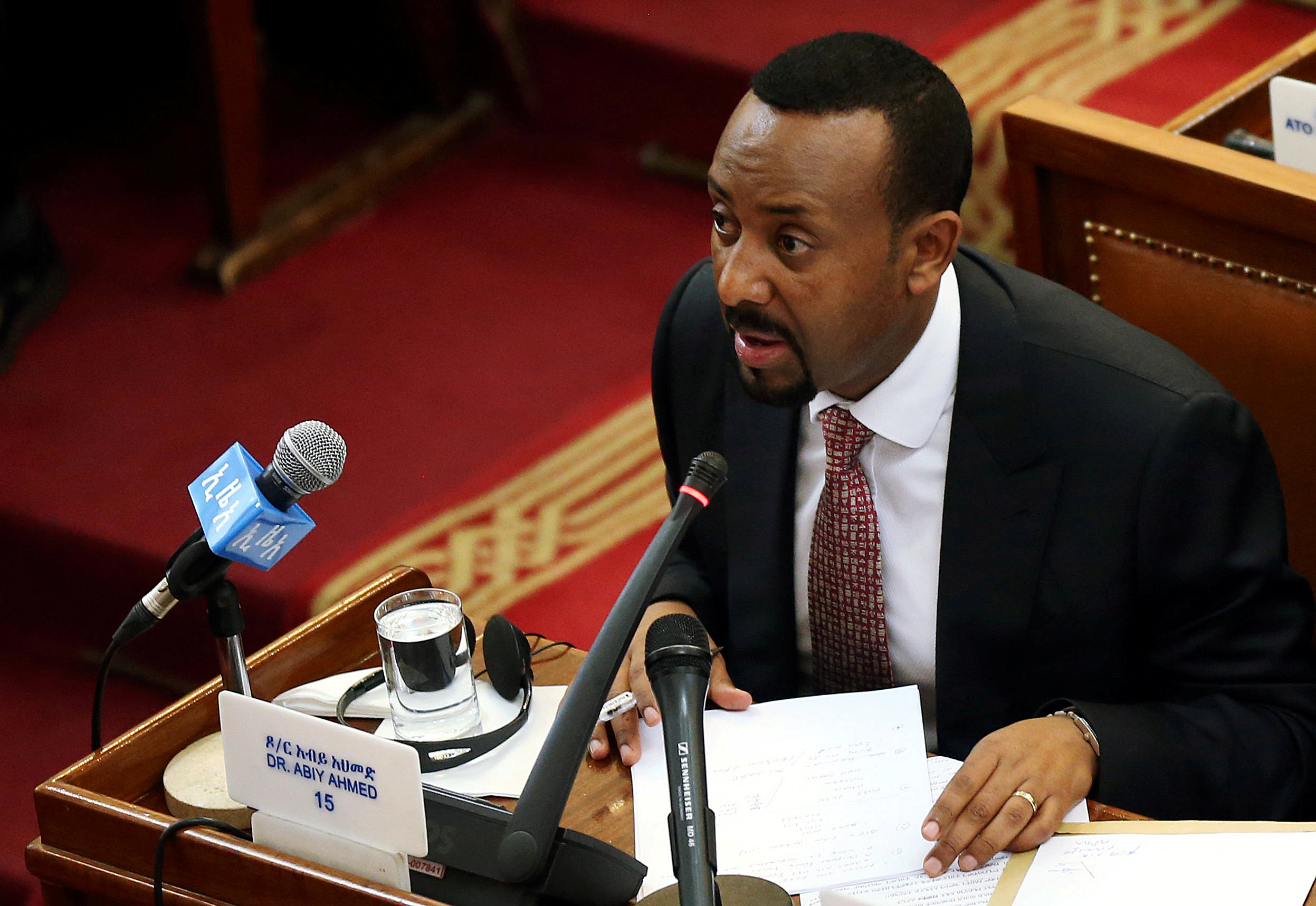 صورة أرشيفية لرئيس وزراء إثيوبيا أبي أحمد مخاطباً أعضاء البرلمان في أديس أبابا. 19 ابريل 2018. رويترز