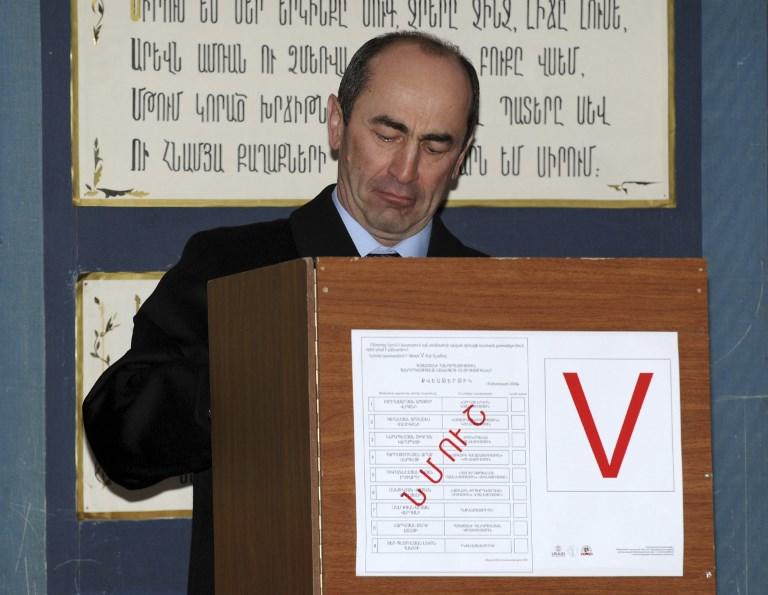 الرئيس الأرميني الأسبق روبرت كوشاريان يدلي بصوته في الانتخابات الرئاسية. 19 فبراير 2008. ا ف ب