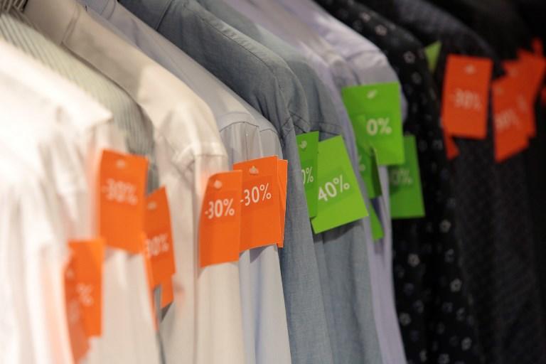 تخفيضات في الأسعار على الملابس في أحد المتاجر خلال إطلاق مبيعاتها الصيفية ، في 28 يونيو 2017. أ ف ب