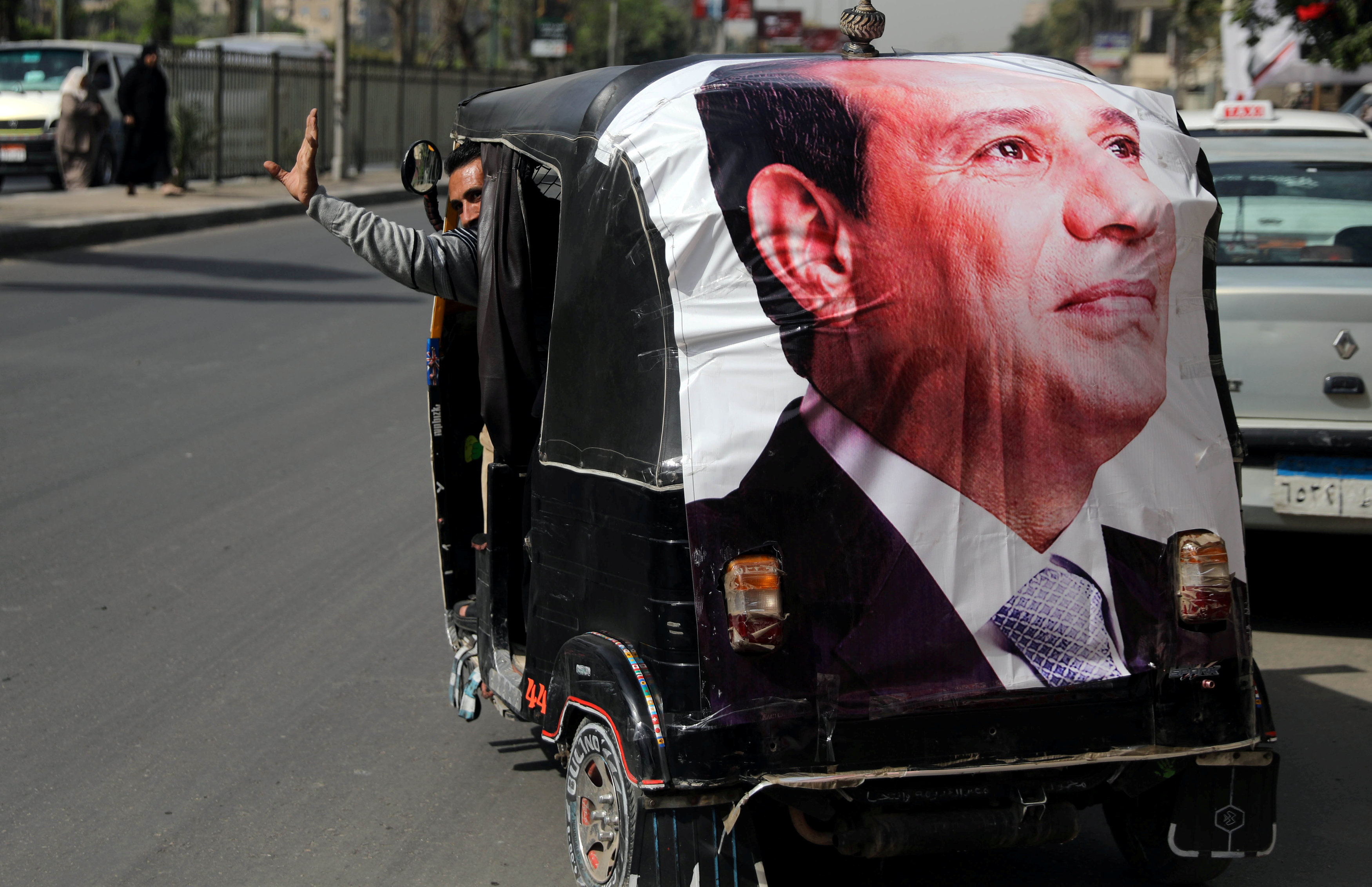 صورة للرئيس المصري عبدالفتاح السيسي معلقة على مركبة في القاهرة خلال الانتخابات المصرية الأخيرة، 27 مارس 2018. عمار عوض/ رويترز 