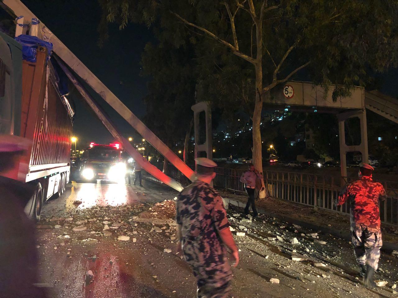 انهيار جزء من جسر المشاة على مركبة في منطقة محطة رغدان. المديرية العامة للدفاع المدني