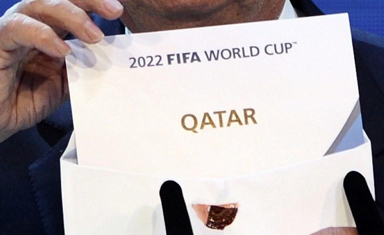 رئيس الفيفا السابق جوزيف بلاتر يظهر اسم المستضيف الجديد لكأس العالم 2022 "قطر". فابريس كوفريني/ أ ف ب