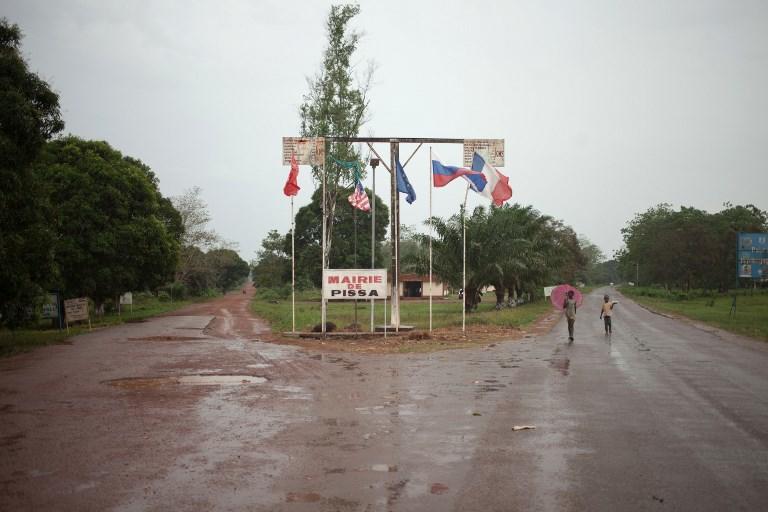 أطفال يسيرون على طريق قرب قصر بيرينجو الذي أصبح معسكر تدريب للقوات المسلحة الأفريقية الوسطى للتعامل مع الأسلحة الروسية. 11 مارس 2018. ا ف ب