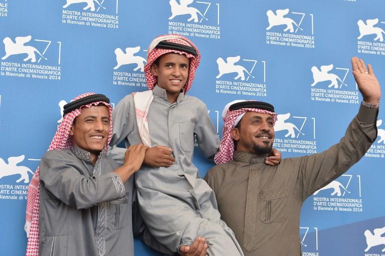 أبطال فيلم ذيب، جاسر عيد (وسط)، وحسين سلامة (يسار)، وحسن مطلق (يمين) في مهرجان البندقية السينمائي، 4 سبتمبر 2016. أ ف ب