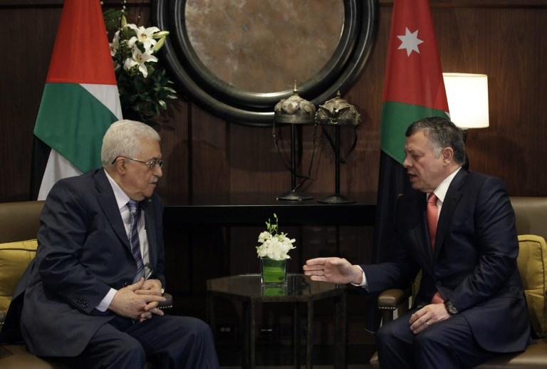 صورة أرشيفية للقاء جمع بين الملك عبد الله الثاني والرئيس الفلسطيني محمود عباس في عمّان. أ ف ب