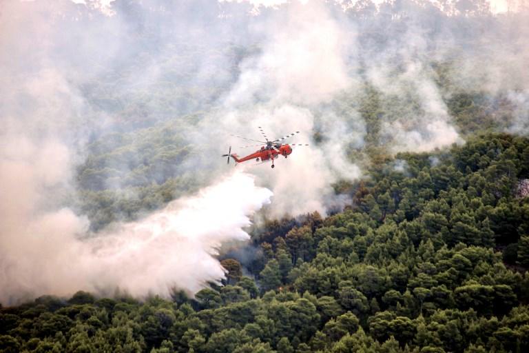 طائرة هليكوبتر لإطفاء الحريق خلال حريق هائل في قرية كينيتا قرب أثينا، 25 يوليو 2018. فاليري جاش/أ ف ب