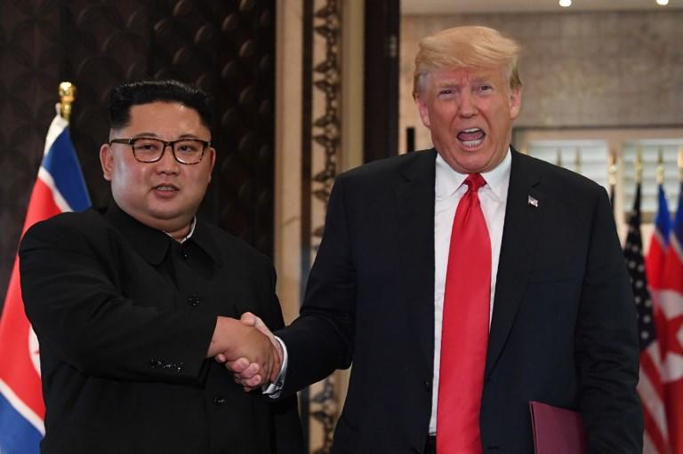 الرئيس الأميركي دونالد ترامب يصافح زعيم كوريا الشمالية كيم جونغ أون. 12 يونيو 2018. أ ف ب