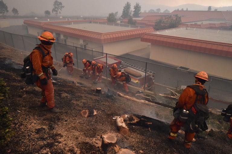 رجال الإطفاء خلال تعاملهم مع حريق كاليفورنيا. أ ف ب 