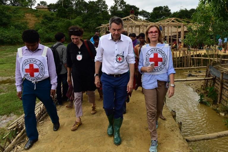 صورة أرشيفية لزيارة وفد من الاتحاد الدولي للصليب الأحمر يتوسطهم رئيس اللجنة بيتر ماورر إلى الروهنغيا. أ ف ب 
