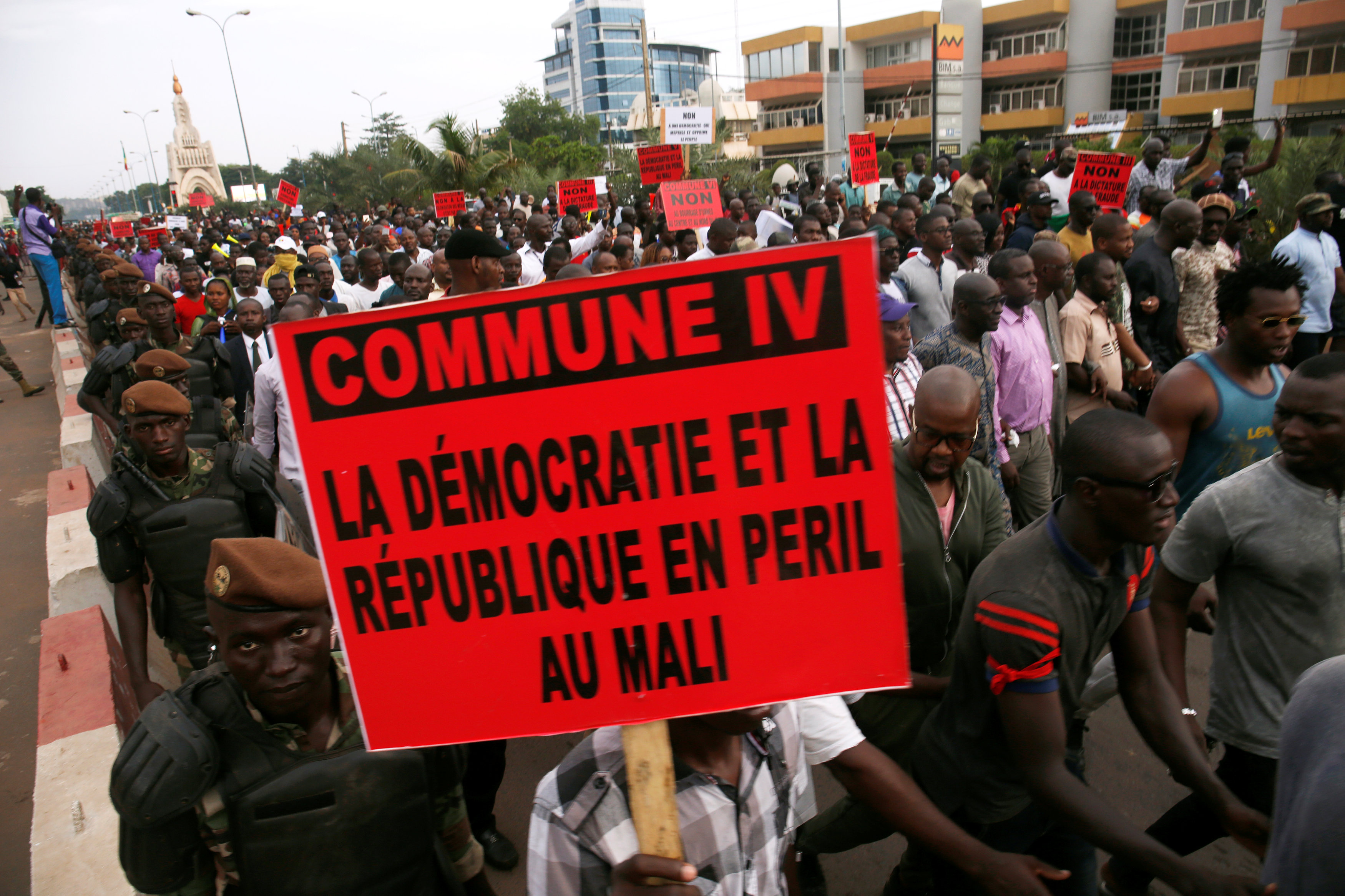 احتجاج لأنصار المعارضة في باماكو على ما يقولون إنها مخالفات في فرز الأصوات في الجولة الأولى. رويترز