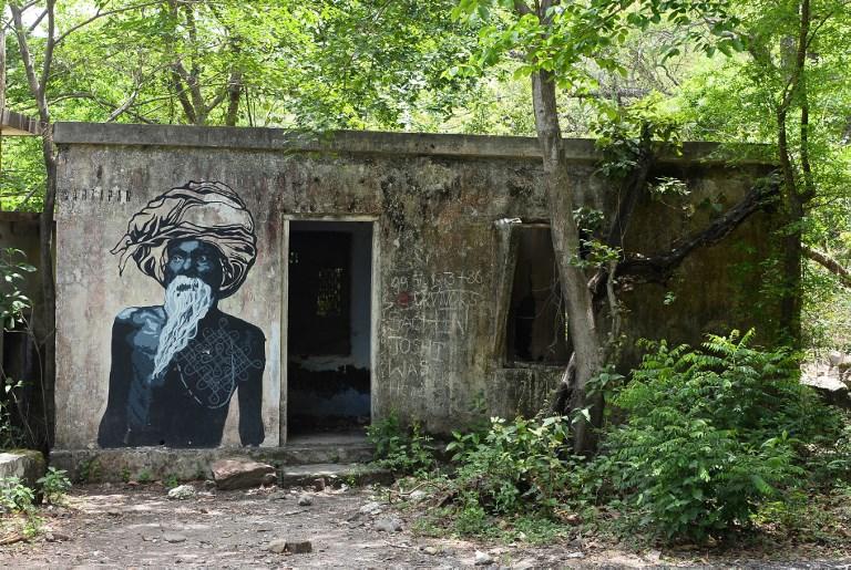 تُظهِر هذه الصورة لوحة جدارية للمكان الذي زارته فرقة البيتلز منذ 50 عامًا شمال الهند. 18 يونيو 2018. ا ف ب