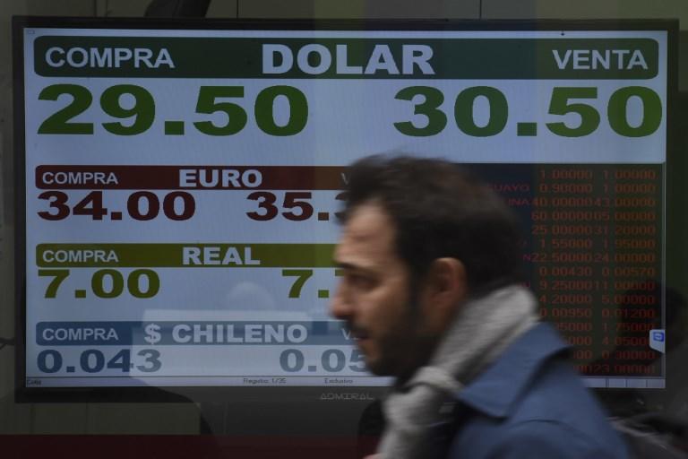 شاشة تعرض قيم صرف العملات في البورصة في بوينس آيرس. إيتان أبراموفيتش/أ ف ب