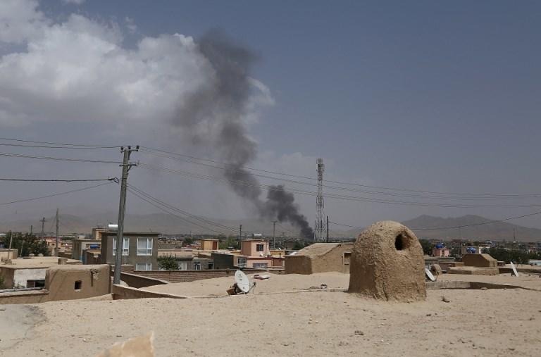 دخان يتصاعد في الهواء بعد أن شن مسلحو طالبان هجومًا في إقليم غزن 10 أغسطس 2018. أ ف ب