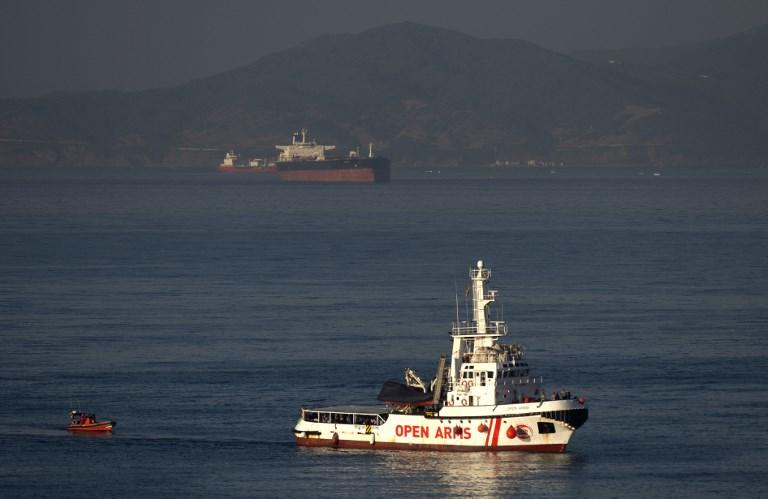 سفينة منظمة "أوبن أرمز" الإسبانية غير الحكومية تصل إلى ميناء ألخيسيدراس في جنوب إسبانيا في سان روكي ، مع 87 مهاجرا على متنها ، في 9 أغسطس 2018. أ ف ب
