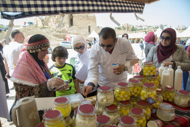 عرض لمنتوجات سيدة مستفيدة من برنامج (EconoWin) في محافظة جرش في الأردن. موقع EconoWin الإلكتروني 