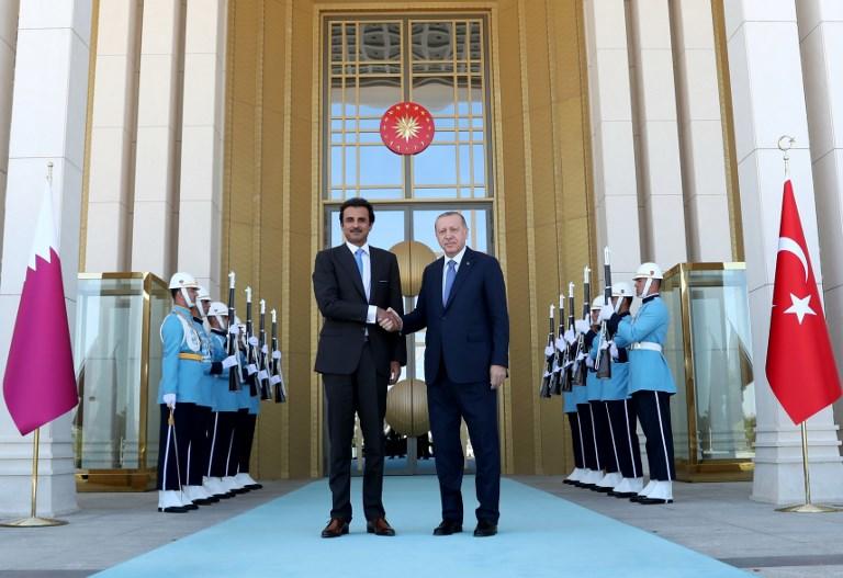 الرئيس التركي رجب طيب إردوغان (يمين) لدى استقباله أمير قطر الشيخ تميم بن حمد (يسار) في العاصمة أنقرة. أ ف ب 