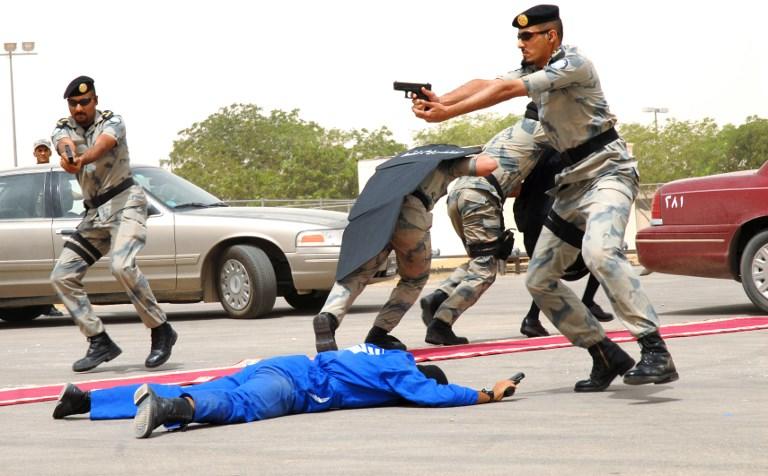 تدريب للجنود السعوديين على تقنيات حماية الشخصيات المهمة في كلية الملك فهد الأمنية بالرياض. أ ف ب