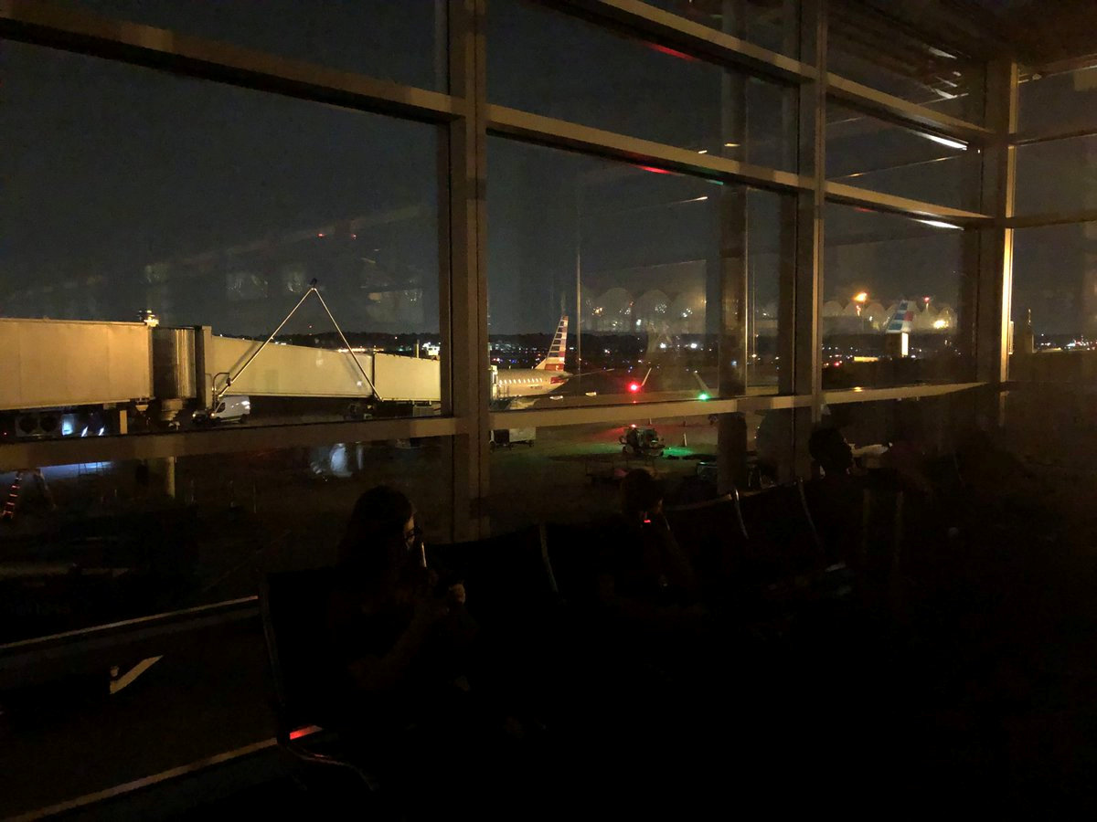 أثناء انقطاع التيار الكهربائي في مطار رونالد ريغان، واشنطن، رويترز