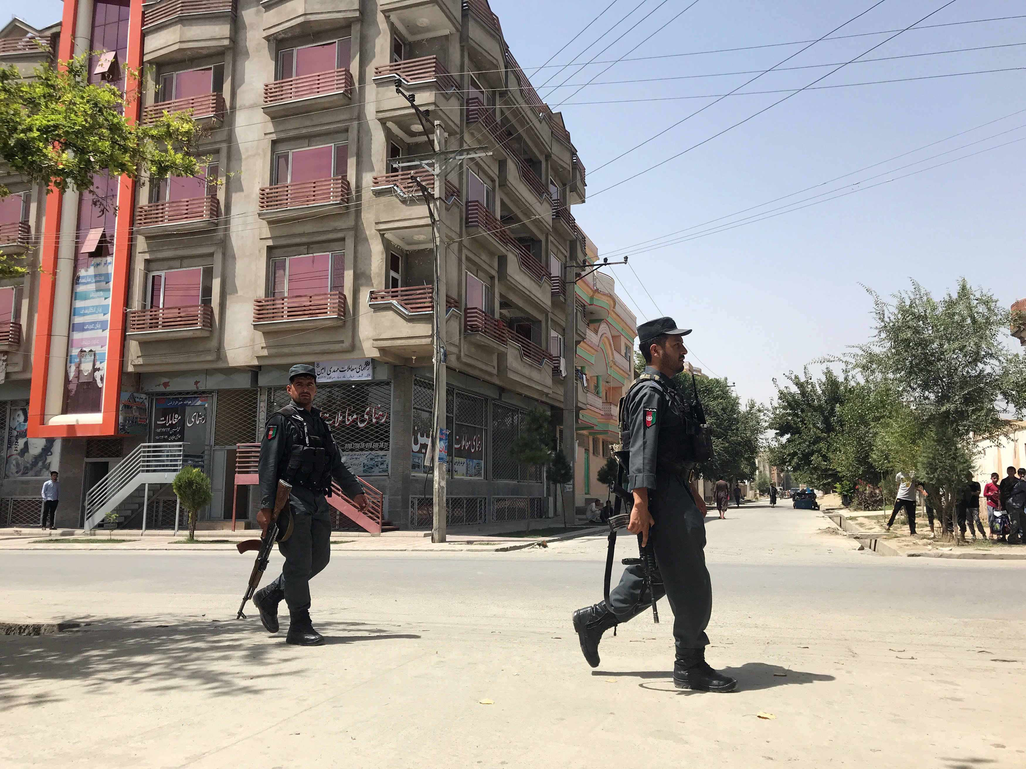 الأمن الأفغاني في مكان وقوع الهجوم في العاصمة كابول. محمد إسماعيل/رويترز