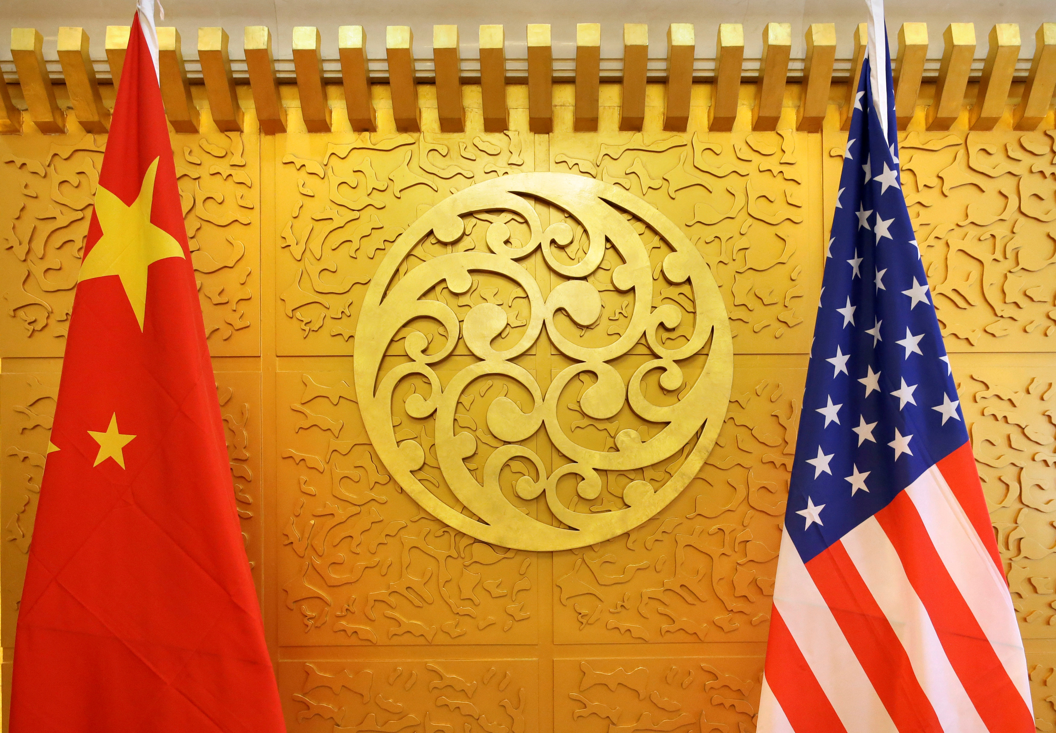 العلمان الصيني والأميركي خلال اجتماع وزيري النقل الأميركي والصيني في بكين، 27 أبريل 2018. رويترز