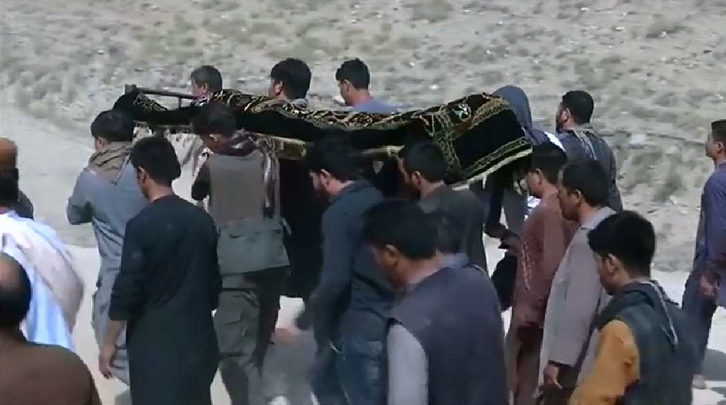 مواطنون أفغان يشيعون أحد ضحايا التفجير. رويترز  