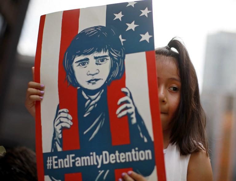 فتاة تشارك في احتجاج في شيكاغو ضد سياسات الهجرة الأمريكية التي تفصل العائلات المهاجرة في 30 يونيو، 2018. أ ف ب