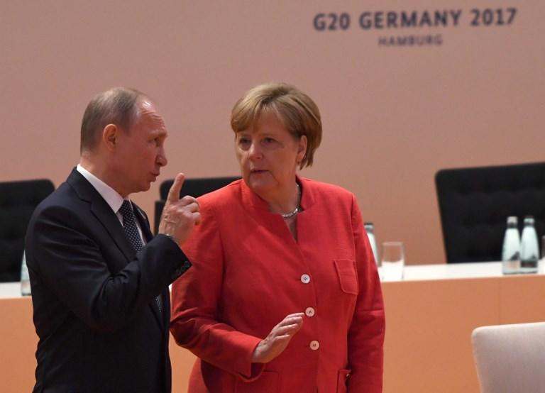 الرئيس الروسي فلاديمير بوتين والمستشارة الألمانية أنجيلا ميركل أثناء عقد جلسة عمل في اليوم الأول من قمة مجموعة العشرين في هامبورج ، شمال ألمانيا ، في 7 يوليو 2017. باتريك ستولارز/ أ ف ب