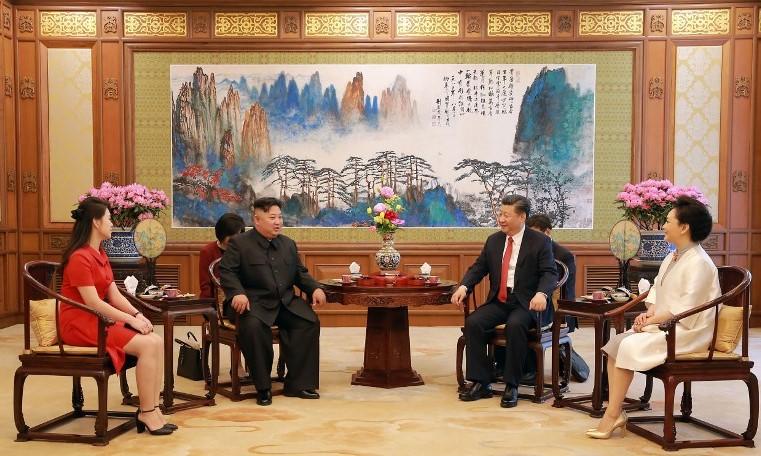 محادثات بين الرئيسين الصيني والكوري الشمالي بحضور عقيلتيهما في العاصمة الصينية بكين، 21 يونيو 2018. أ ف ب