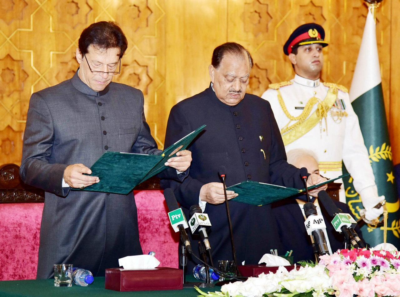 رئيس الوزراء الباكستاني عمران خان خلال تأديته اليمين الدستورية. رويترز