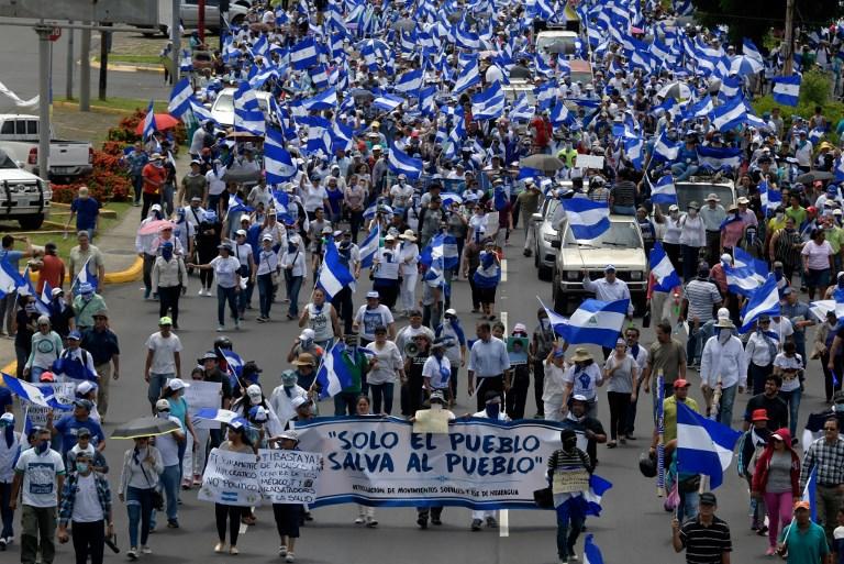 مجموعة من المتظاهرين في نيكاراغوا يتظاهرون للمطالبة برحيل الرئيس دانيال أورتيغا. أ ف ب