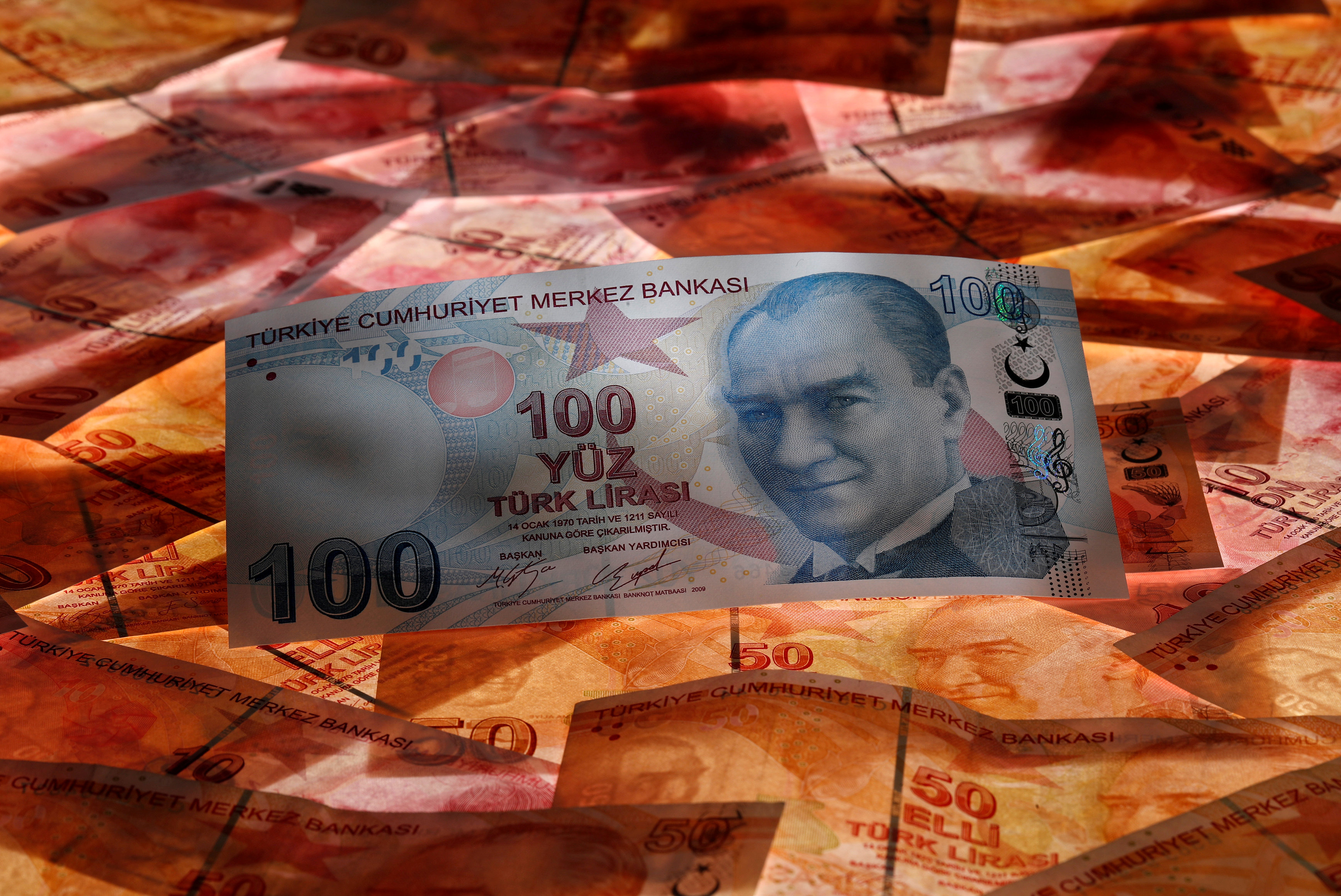 عملة تركية من فئة 100 ليرة. رويترز
