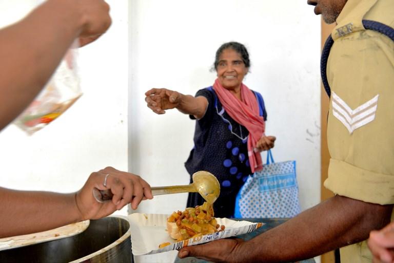 امرأة هندية تحصل على طعام في مخيم إغاثي إثر فيضانات أودت بحياة أكثر من 400 شخص وشردت أكثر من مليون آخرين، 19 أغسطس 2018. أ ف ب 