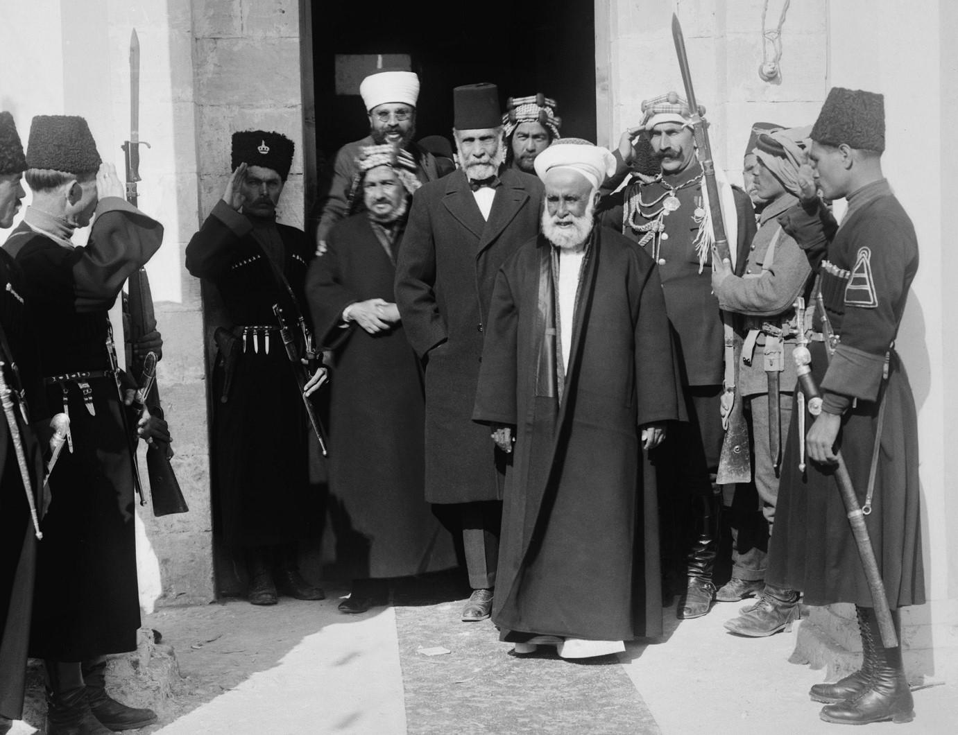 الشريف الحسين بن علي، شريف مكة، في عمان عام 1921. (Historical Everett/Shutterstock.com)