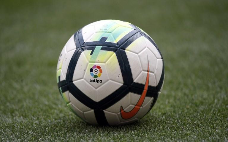 شعار "الدوري الإسباني" على الكرة في مباراة كرة القدم الإسبانية بين نادي أتليتيكو مدريد وليفانتي في ملعب واندا متروبوليتانو في مدريد في 15 أبريل 2018. جابرييل بويز/ أ ف ب