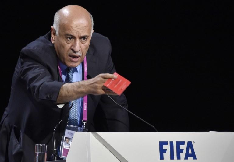 رئيس الاتحاد الفلسطيني جبريل الرجوب يظهر بطاقة حمراء خلال كونغرس الاتحاد الدولي لكرة القدم. أ ف ب 