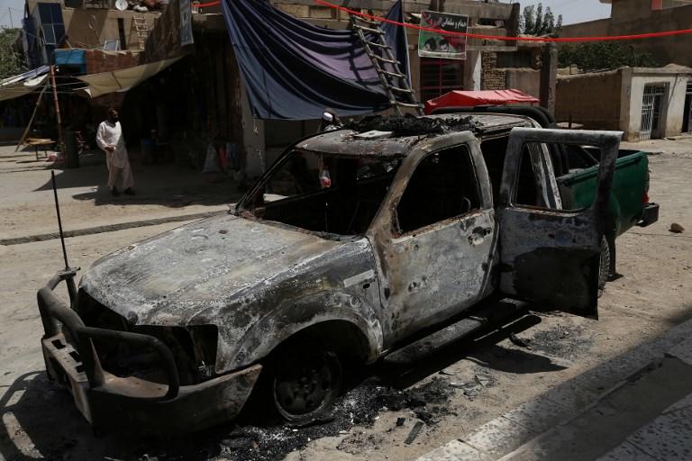 صورة أرشيفية لسيارة محروقة تابعة للشرطة بعد هجوم لطالبان في غزني، 16 أغسطس 2018. أ ف ب