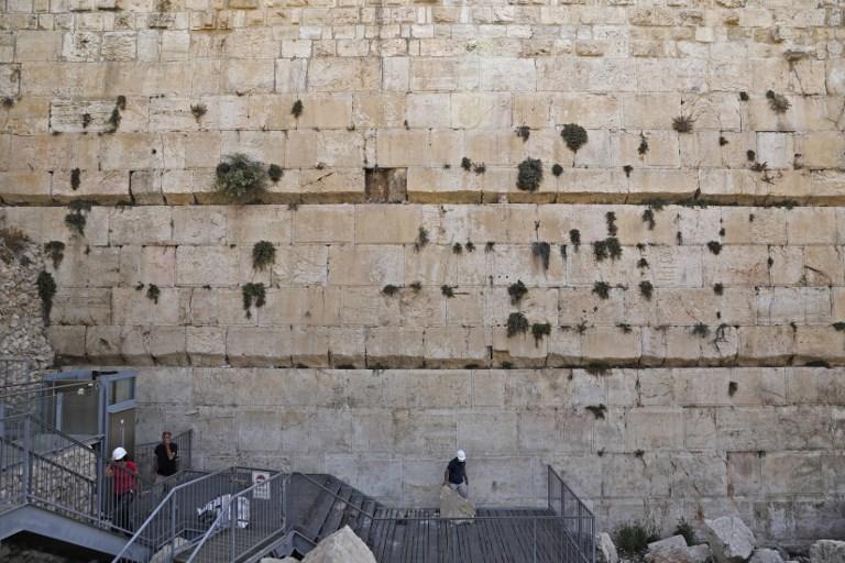 صورة أرشيفية لأعمال صيانة بعد سقوط حجر من حائط البراق في مدينة القدس المحتلة. أ ف ب 