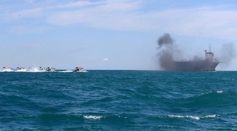 قوات الحرس الثوري الإيراني تنفذ تدريبا بحريا في مضيق هرمز جنوبي إيران، 25 فبراير 2018. أ ف ب  