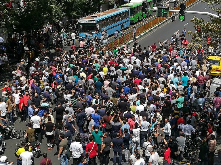  الاحتجاجات الإيرانية ترفع شعارات خلال مظاهرة بوسط طهران. 25 يونيو 2018. ا ف ب 