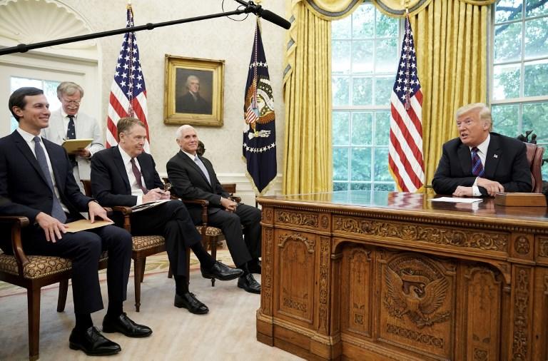 الرئيس الأميركي دونالد ترامب يتحدث خلال محادثة هاتفية مع الرئيس المكسيكي إنريكي بينا نييتو حول التجارة في المكتب البيضاوي للبيت الأبيض في واشنطن العاصمة في 27 أغسطس 2018. ماندل نجان/ أ ف ب