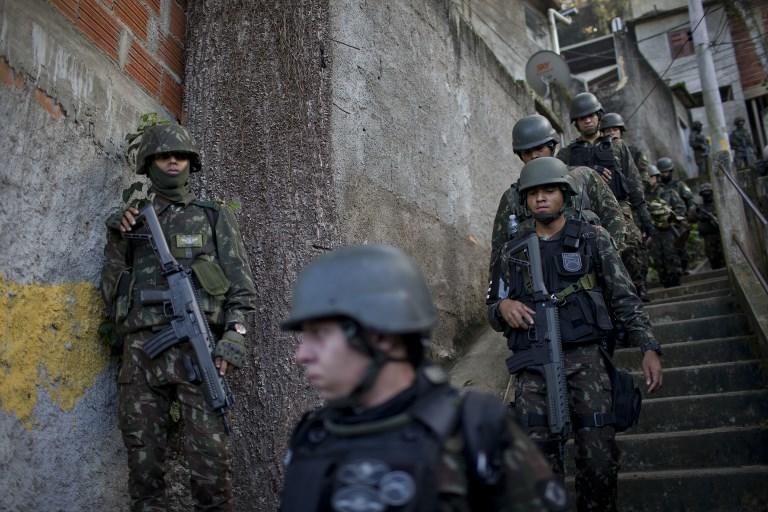 أفراد من دورية القوات المسلحة البرازيلية خلال عملية داخل مناطق فقيرة تشابيو - مانغويرا وبابلونيا في حي ليمي، في ريو دي جانيرو، البرازيل، في 21 يونيو 2018. ماورو بيمنتل/ أ ف ب