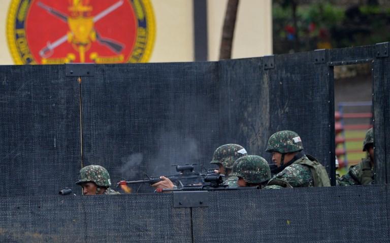 مناورة لمشاة البحرية الفلبينية في مبنى وهمي خلال مظاهرة في تدريبات العمليات العسكرية في المناطق الحضرية، جنوب غرب مانيلا في 18 ديسمبر 2017. تيد لجيبي/ أ ف ب
