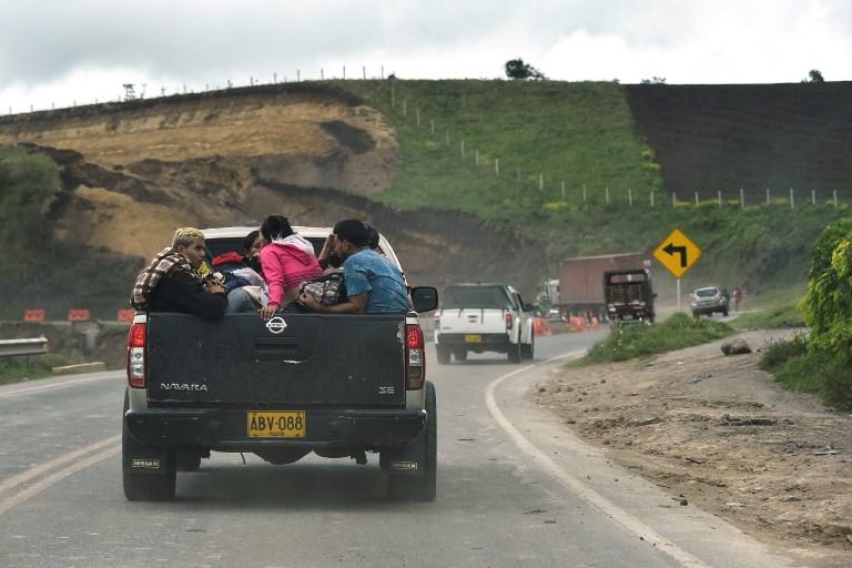 مهاجرون فنزويليون يسافرون في شاحنة صغيرة على الطريق السريع في طريقهم إلى بيرو، في 23 أغسطس 2018.