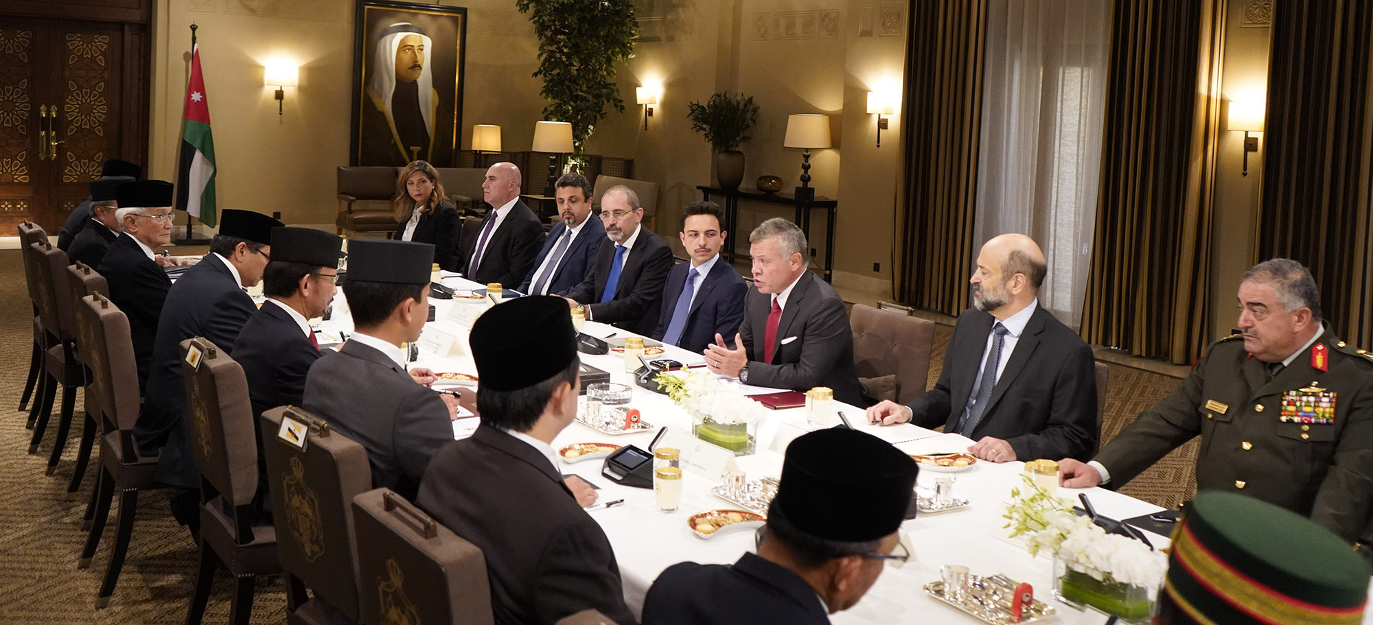 جانب من لقاء جلالة الملك وعدد من المسؤولين مع السلطان حاج حسن البلقية والوفد المرافق. (الديوان الملكي الهاشمي)