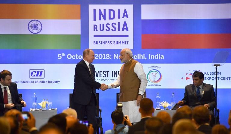 الرئيس الروسي فلاديمير بوتين ورئيس الوزراء الهندي ناريندرا مودي خلال ملتقى للأعمال عقد في نيودلهي، 5 أكتوبر 2018. أ ف ب 