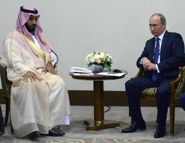 صورة أرشيفية للقاء بين الرئيس الروسي فلاديمير بوتين وولي العهد السعودي محمد بن سلمان. أ ف ب  