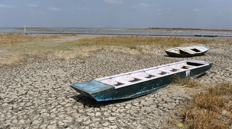 قوارب سياحية تقف على جزء جاف من الأراضي الرطبة في محمية الطيور في 29 مايو 2016. سام بانثاكي/ أ ف ب