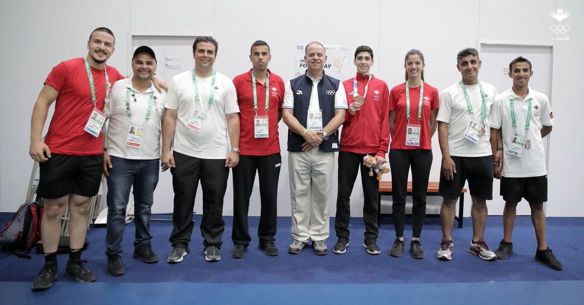 سمو الأمير فيصل بن الحسين رئيس اللجنة الأولمبية الأردنية يتوسط الوفد الأردني المشارك في دورة الألعاب الأولمبية للشباب في الأرجنتين. (اللجنة الأولمبية الأردنية)